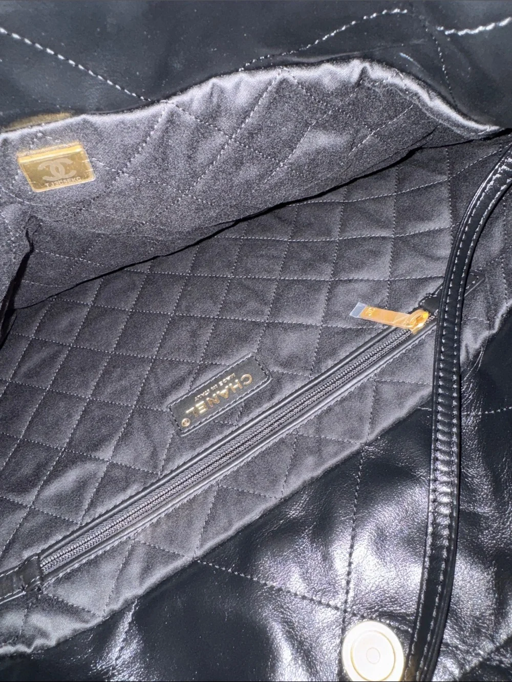 CHANEL 22 Bag 2024 Limited Edition Balck Quilted Lambskin Shoulder Bag